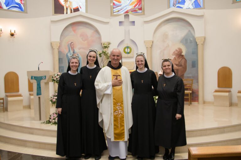 Homilija provincijala fra Joze Grbeša prigodom polaganja prvih redovničkih zavjeta img 0236