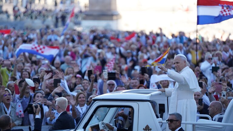 Papin pozdrav hrvatskim hodočasnicima u Vatikanu papa hrvati picsart aiimageenhancer
