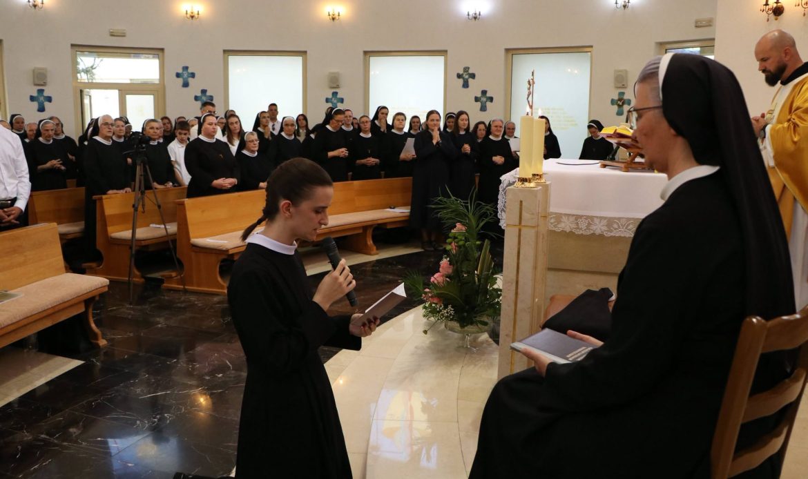 „Daj mi piti!“ – s. Antonela Karačić položila prve redovničke zavjete 794560973 1094652739879665 4185311118779164863 n