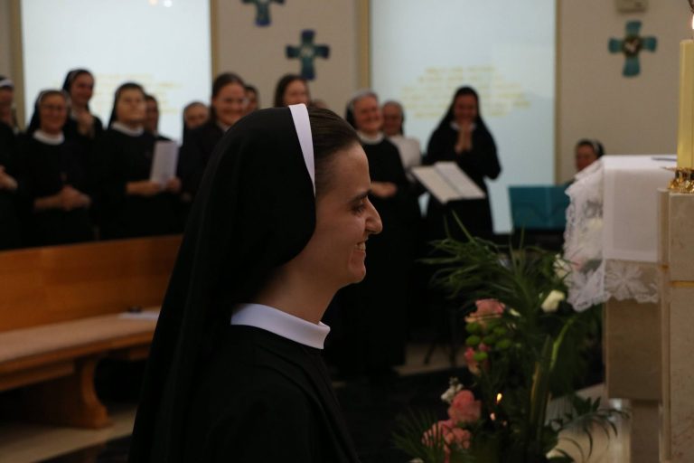 „Daj mi piti!“ – s. Antonela Karačić položila prve redovničke zavjete 813733702 1400528884795655 8834171674772623919 n